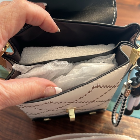 Small purse great for shopping or vacations. - Picture 7 of 10